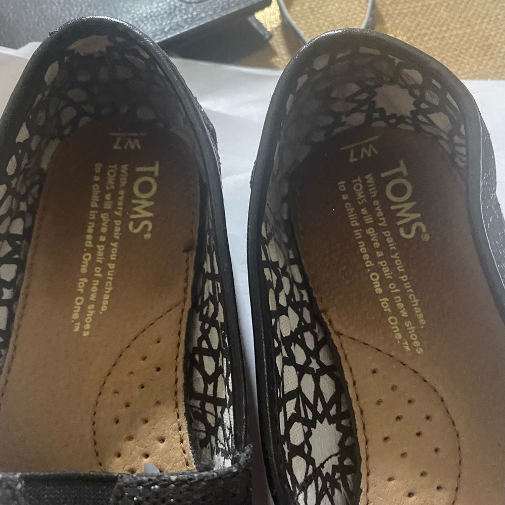 TOMS - Picture 5 of 8